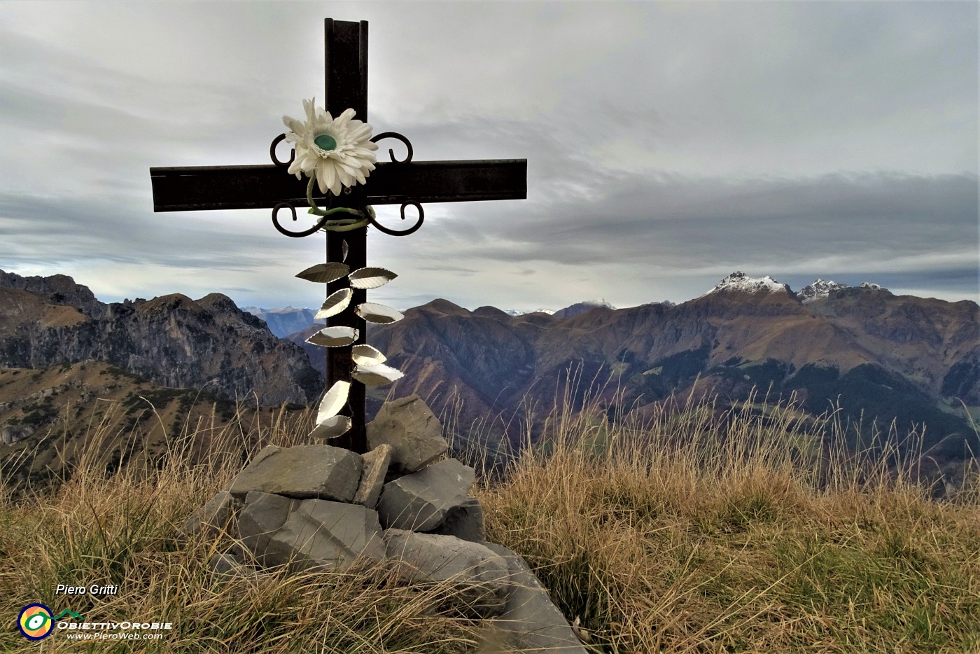 05 Alla crocetta del Monte Aralalta (2003 m)  con vista sul Pizzo Tre Signori (2542 m).JPG